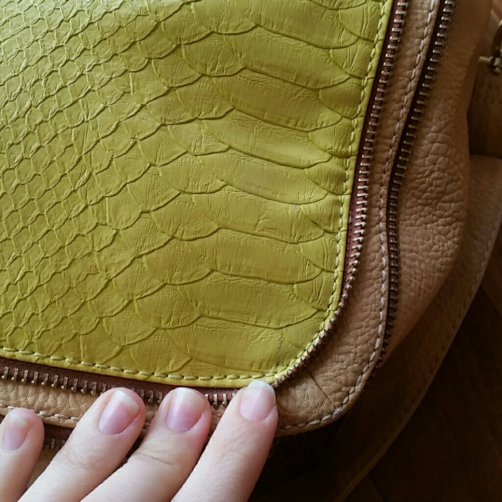 SOLD  MADDEN HANDBAG CROSSBODY BAG PURSE - Picture 5 of 8