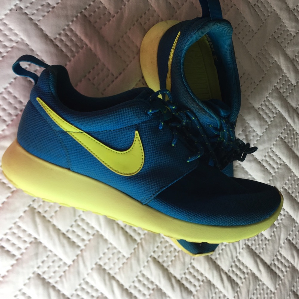 Lime/blue Nike Roshe