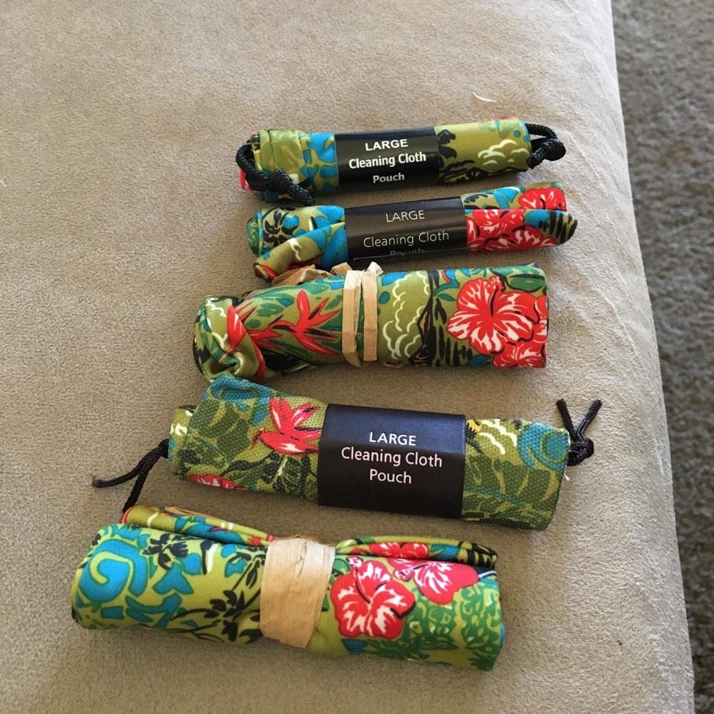 ❤️SOLD❤️Maui Jim cleaning cloth/Drawstring case