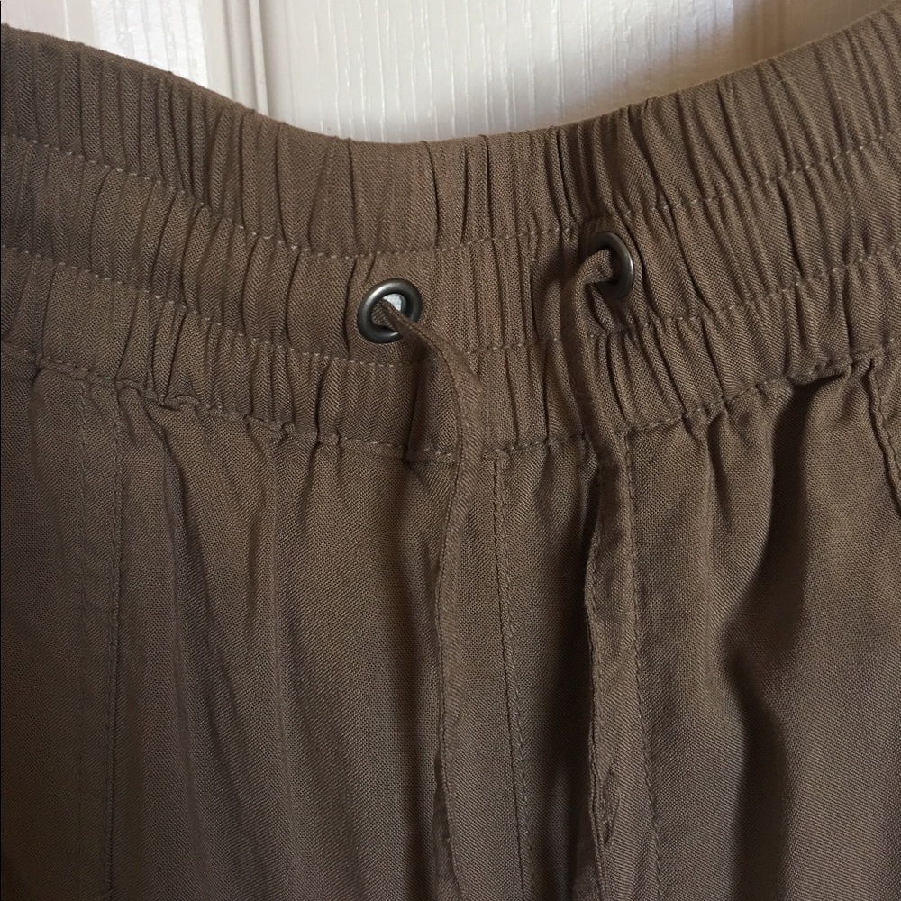 Army like, baggy khaki capri/pants