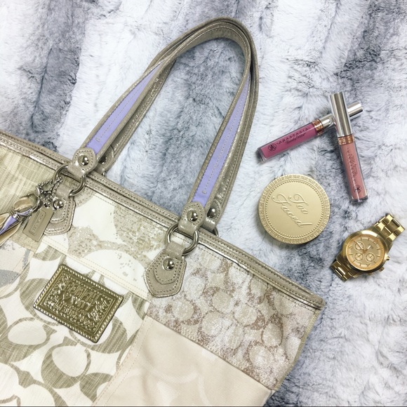 Coach Handbags - Coach • Poppy Patch Purse 🇺🇸
