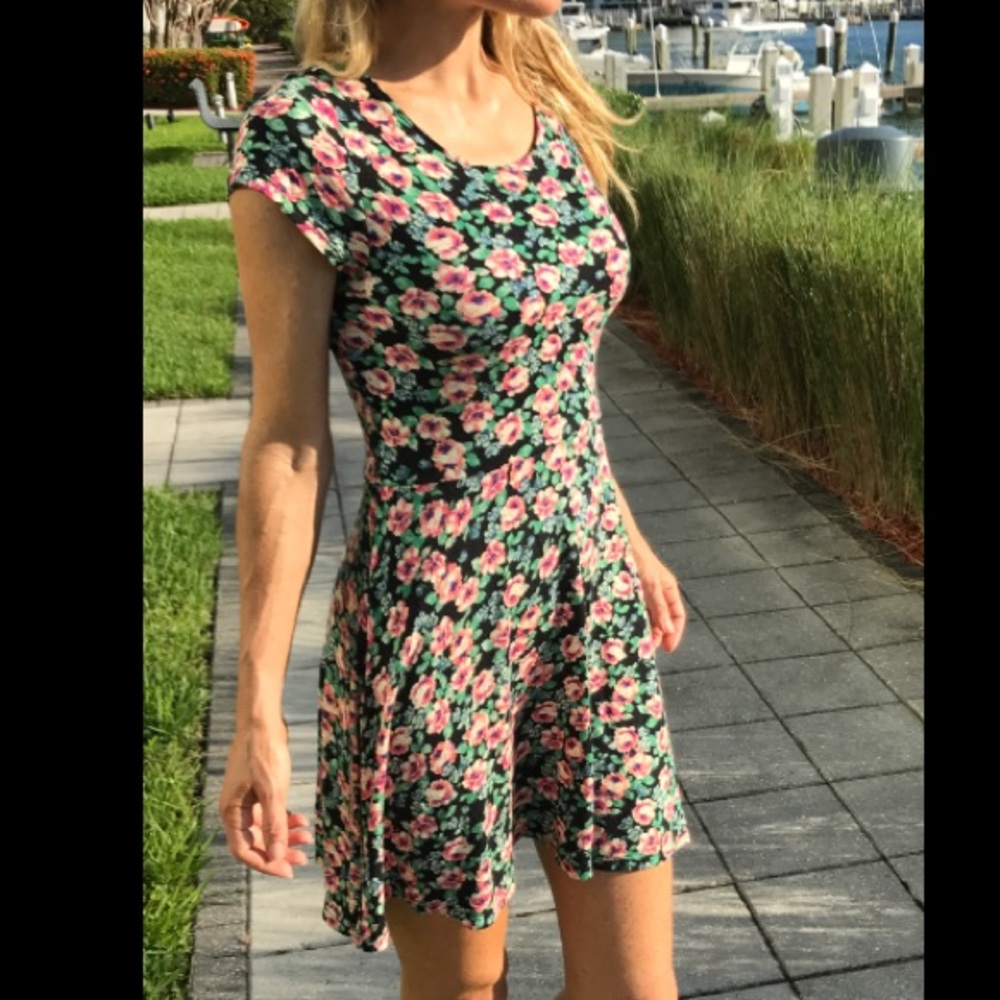 On Hold 🌺keyhole Open Back Flower Print Dress 🌺 - Picture 2 of 4