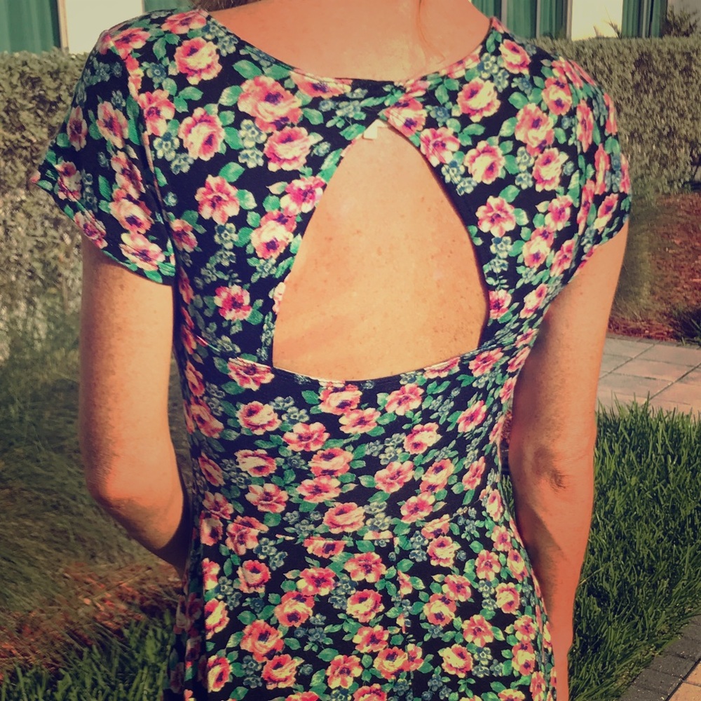 On Hold 🌺keyhole Open Back Flower Print Dress 🌺 - Picture 3 of 4