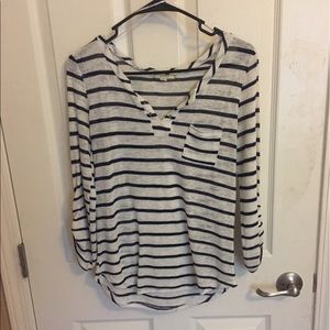 3/4 length sleeve blue and white striped shirt