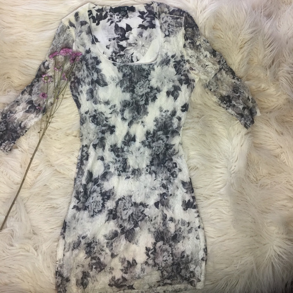 FOREVER 21- Black & White Floral Dress! Size (M)💖