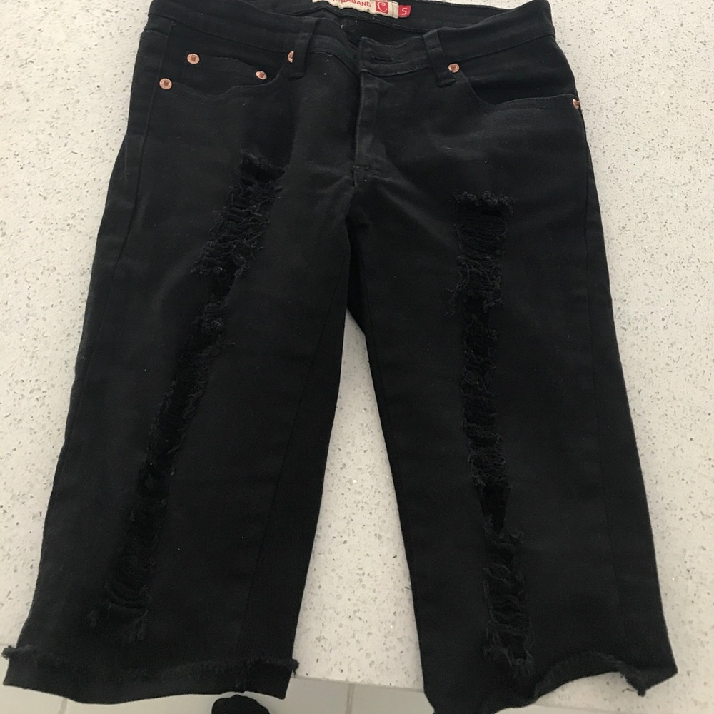 Black ripped jeans to the knee