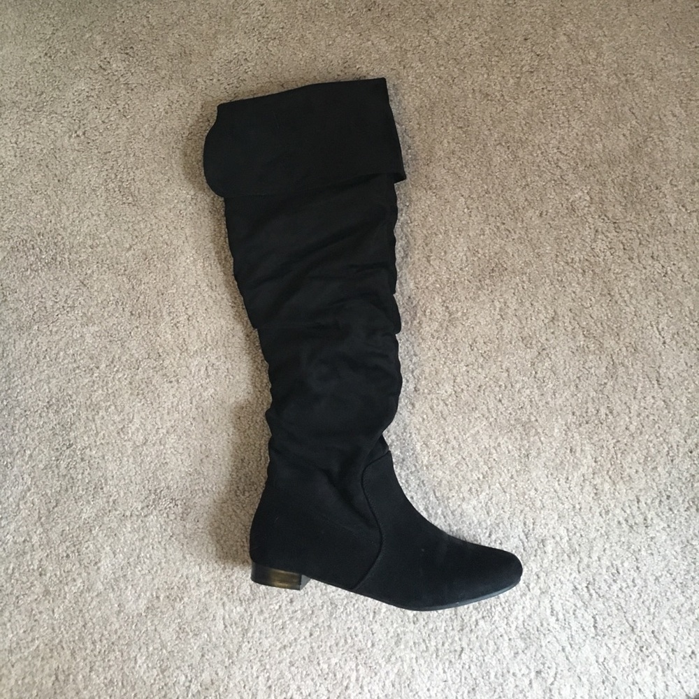 ➰ Black over the knee boots