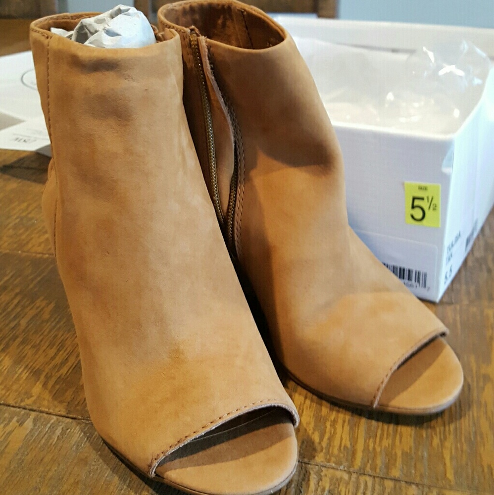 NEW Open-toe booties