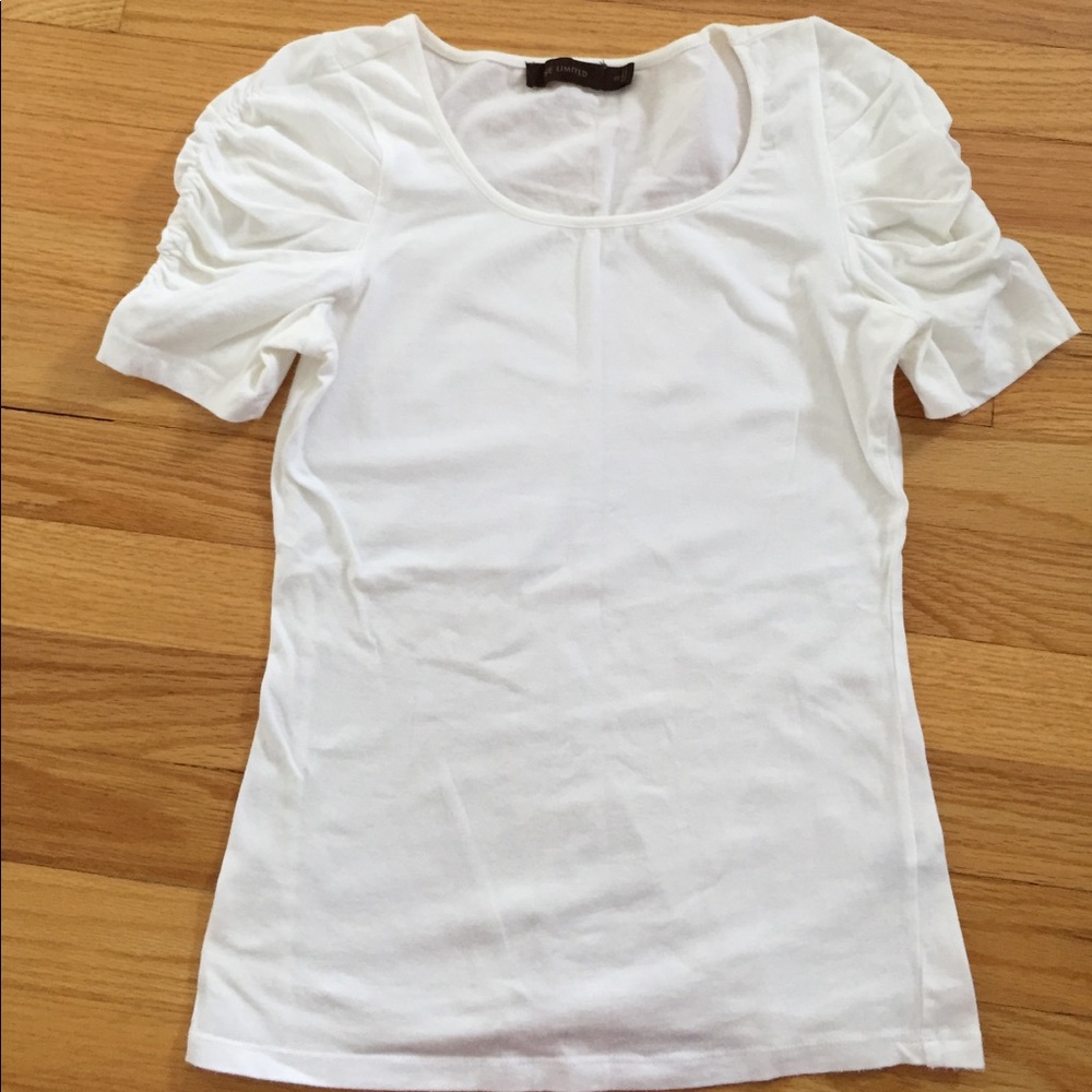 ✨REDUCED!! The Limited White short sleeve Top.