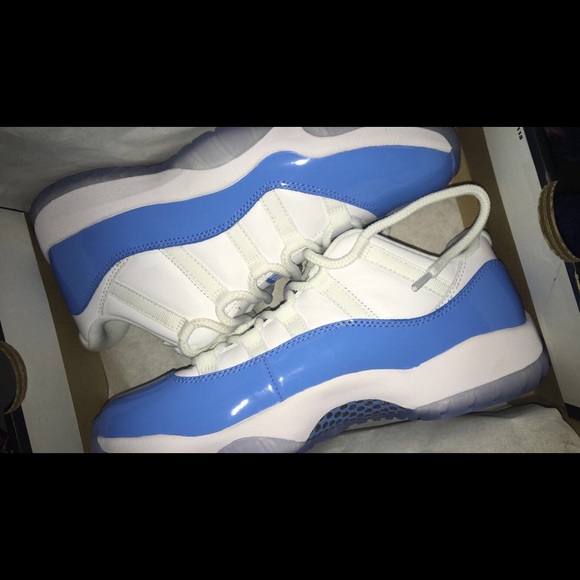 Jordan Shoes - Retro 11 university blue