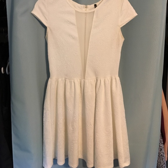 White shortsleeve dress with mesh cutout - Picture 1 of 1