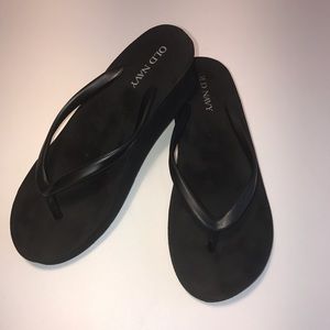 Old Navy black wedge flip flops, Size 6