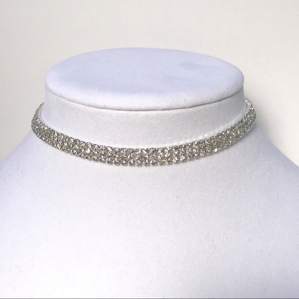 ✨Gorgeous 3 layered rhinestone choker✨