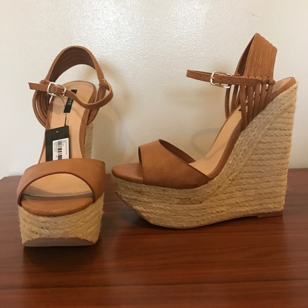 Size 8 *NEVER WORN* Tan Leather Wedges