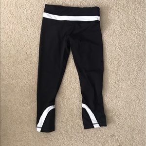 Lululemon black and white workout capris size 4