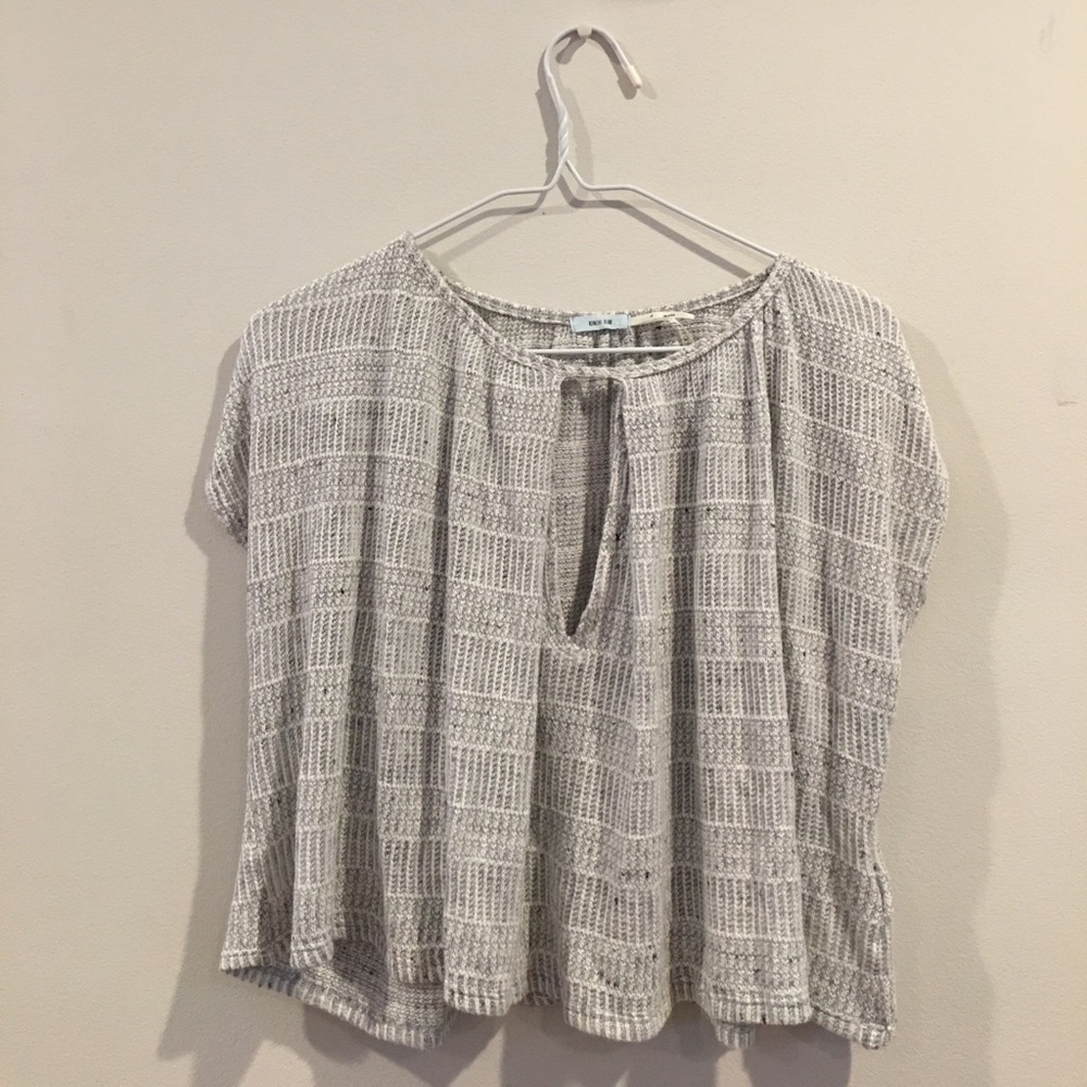 Short sleeved sweater with cutout