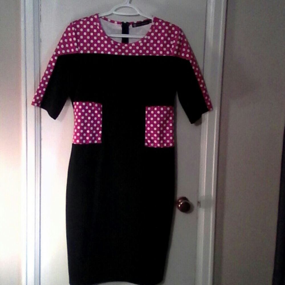 Very slimming cute dress for the office.