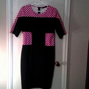 Very slimming cute dress for the office.