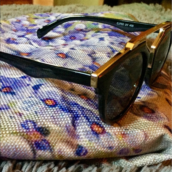 Great looking sunglasses: black with gold trim - Picture 2 of 4