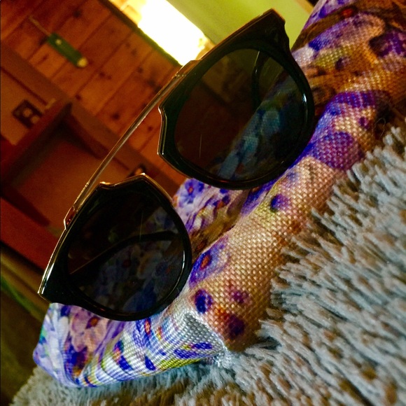 Great looking sunglasses: black with gold trim - Picture 3 of 4