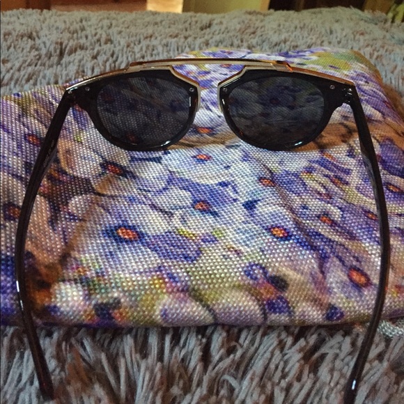 Great looking sunglasses: black with gold trim - Picture 4 of 4