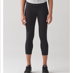 Lulu lemon black pace rival crop leggings. Size 6