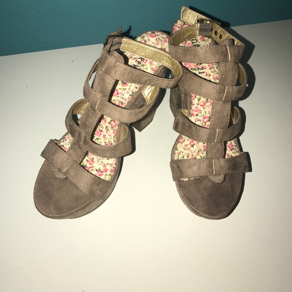 NWOT Forever 21 suede taupe heels