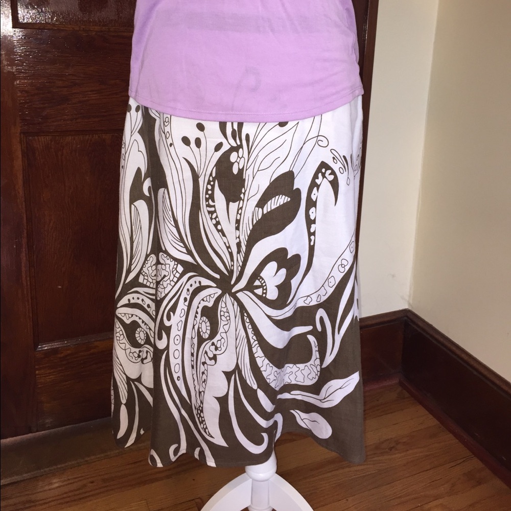 Fun brown print on white skirt size XL