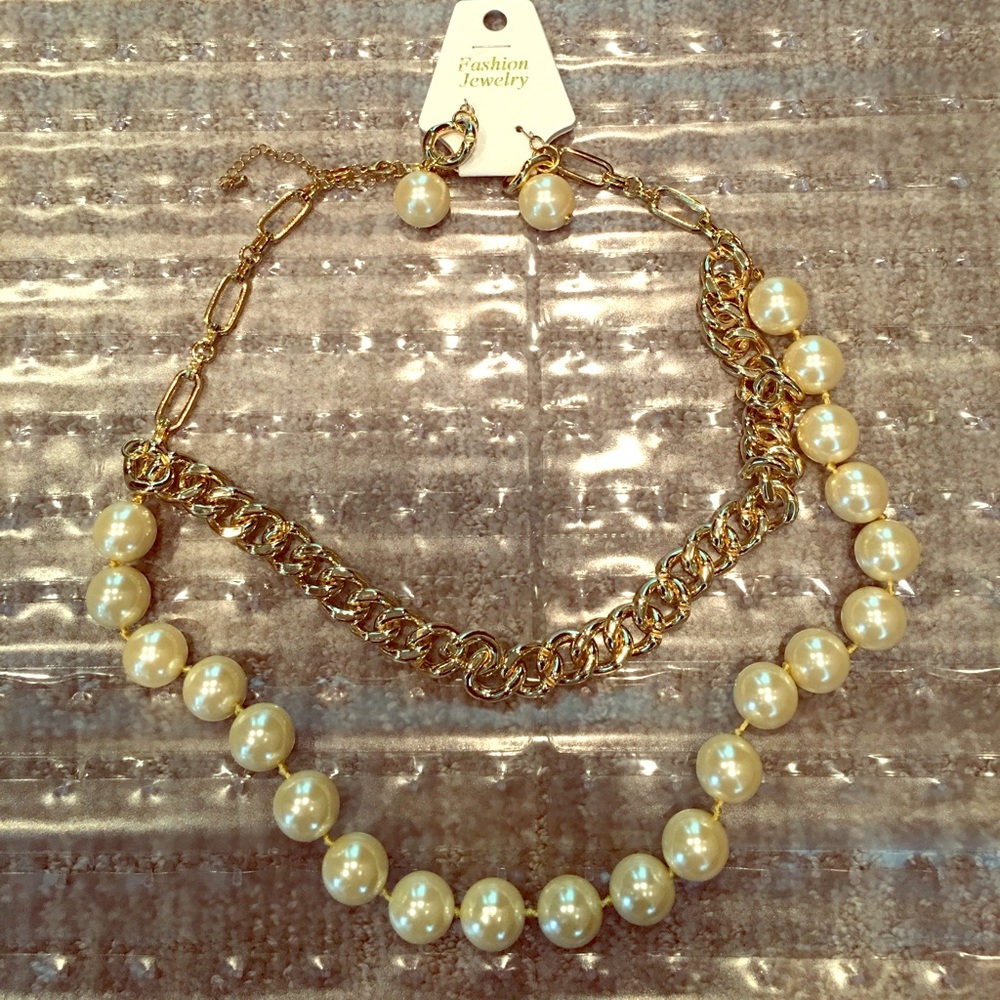 Pearl and chain Statement necklace with earrings