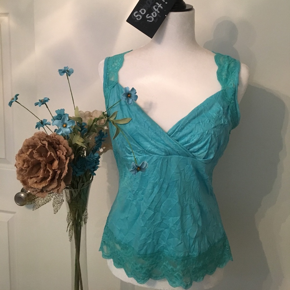 ☀️SOLD - Pretty spring blue lace top