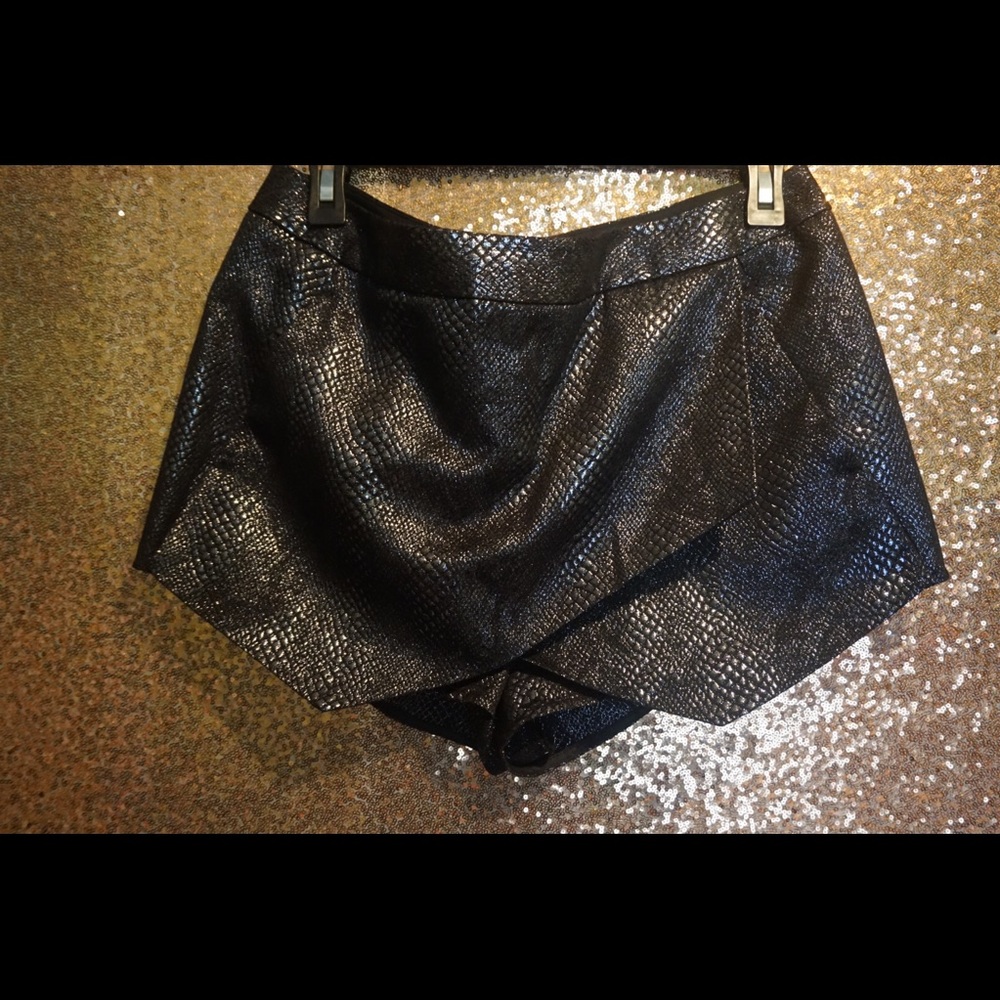 Metallic snakeskin appearance Skort