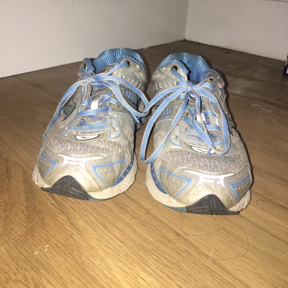 Saucony running tennis shoes - Picture 2 of 5