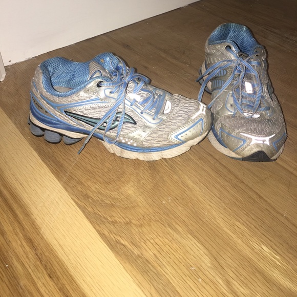 Saucony running tennis shoes - Picture 3 of 5