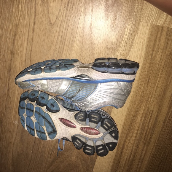 Saucony running tennis shoes - Picture 5 of 5