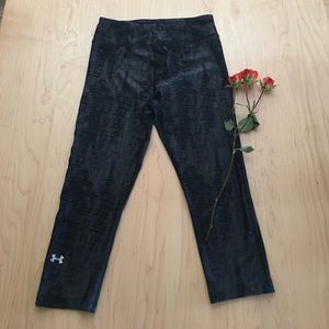 Patterned Under Armour Compression Crop Leggings