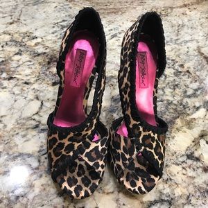 Betsy Johnson- leather sole. Size 6