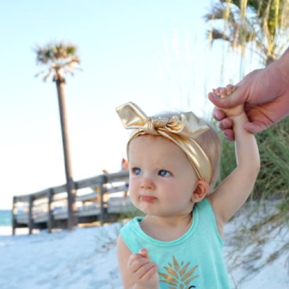 🆑5/$13 Metallic gold baby knot headband - Picture 2 of 3