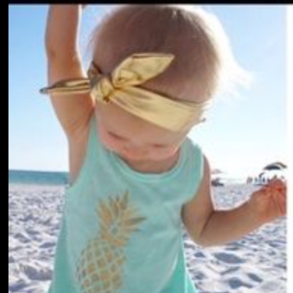 🆑5/$13 Metallic gold baby knot headband - Picture 3 of 3