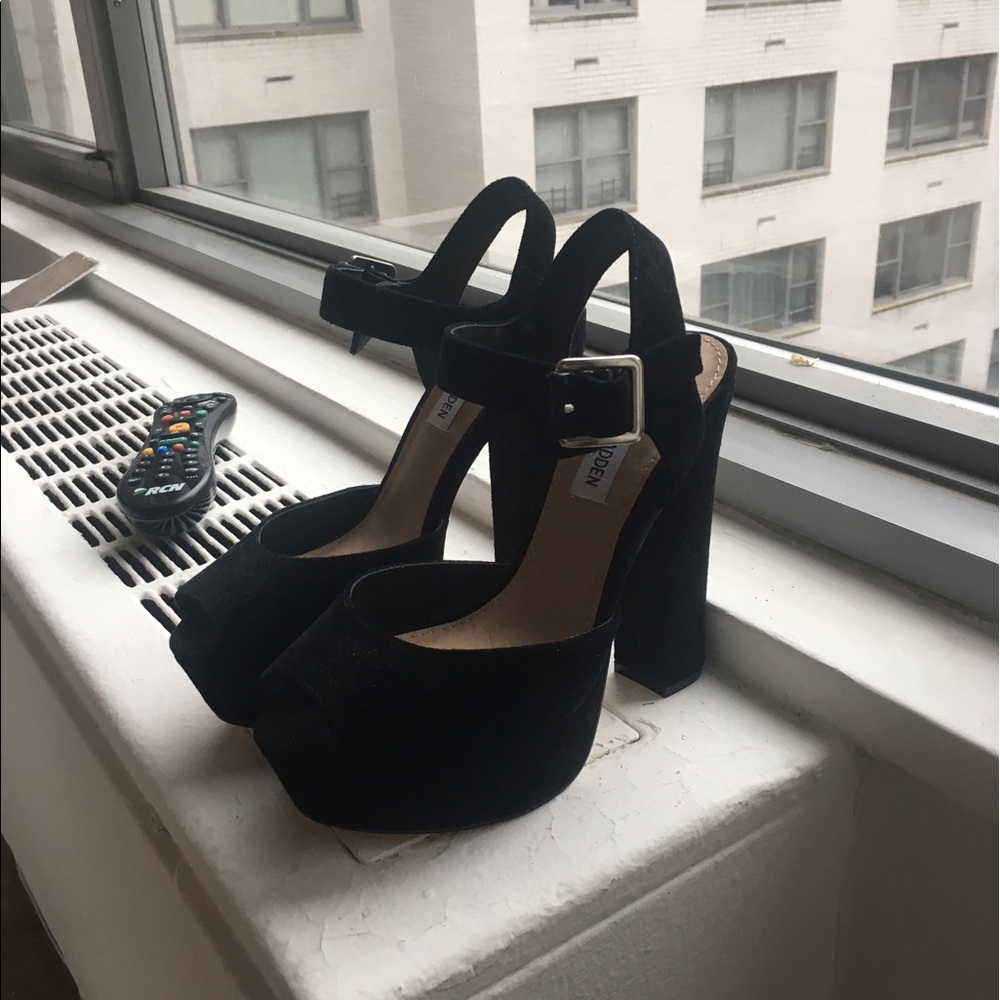 Brand new Steve Madden suede heels