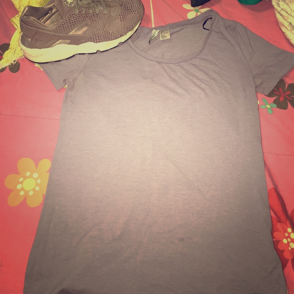 Purple shirt with purple huaraches .