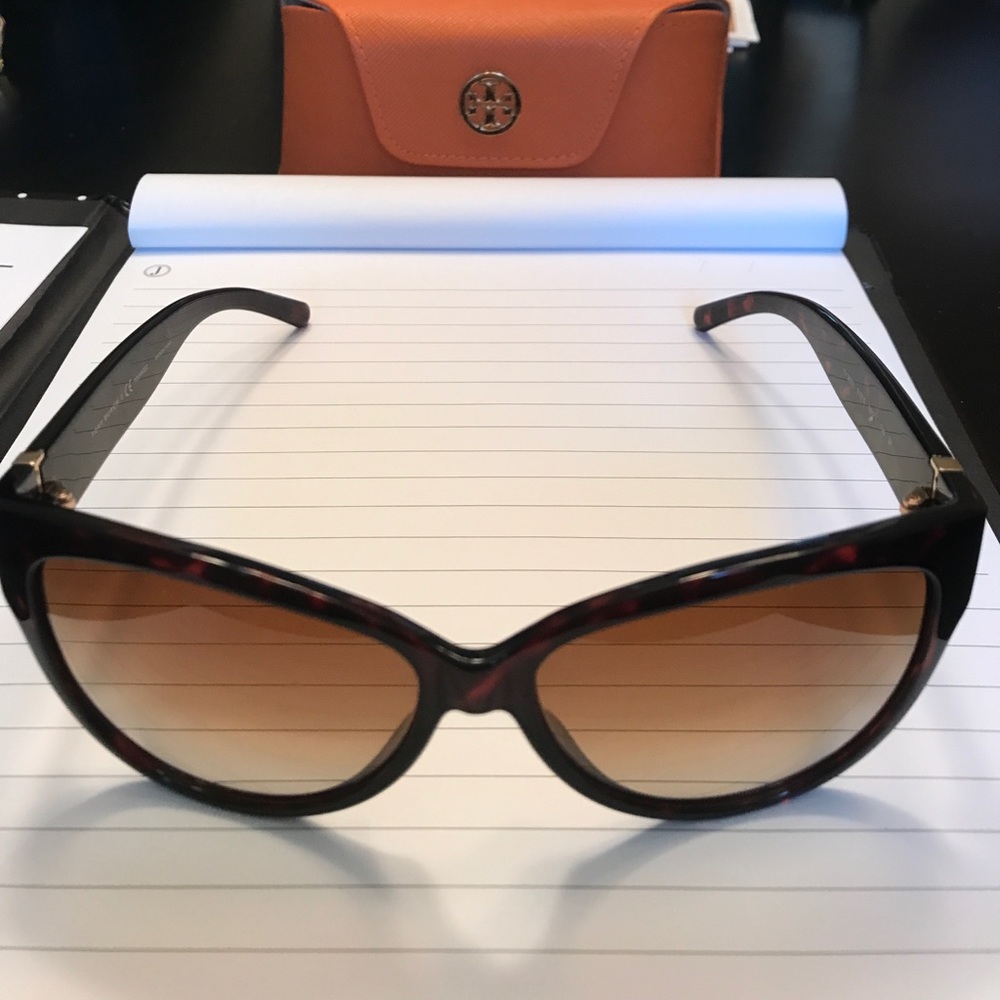 Tory Burch oversized cat eye sunnies!!