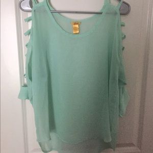 Cute top with cut out sleeve detail