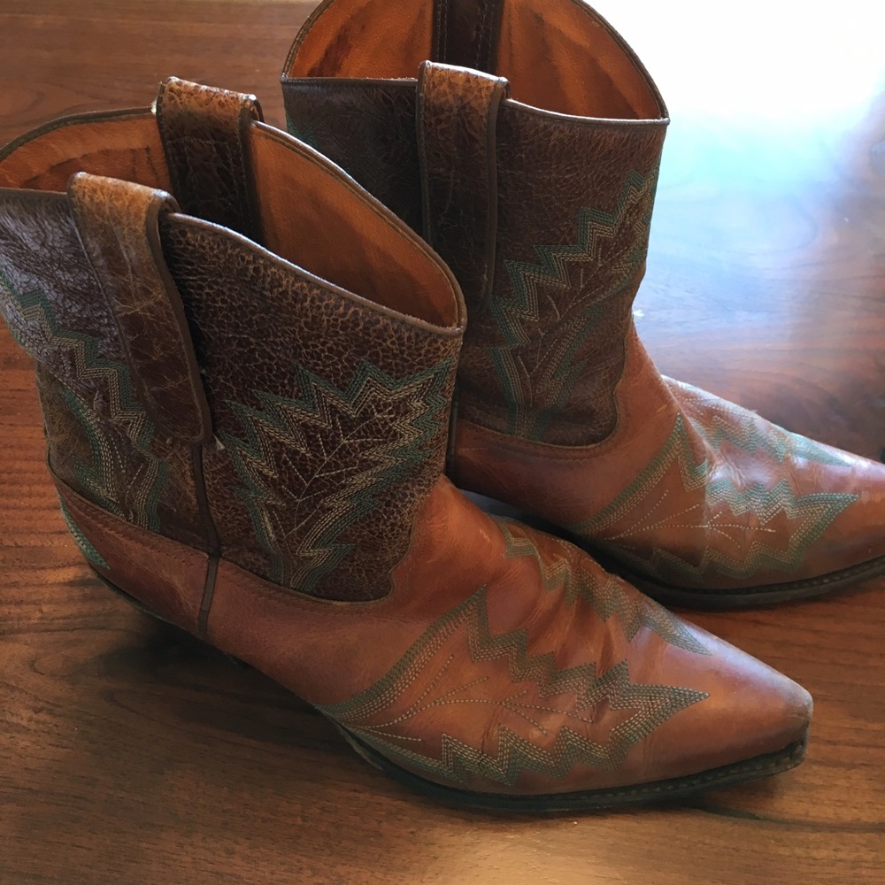 Short Frye boots - beautiful tan embroidered boots