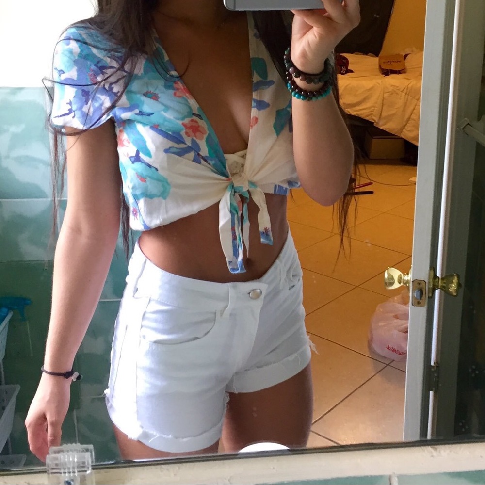 SALE✨ Somedays Lovin' white cropped flowered crop