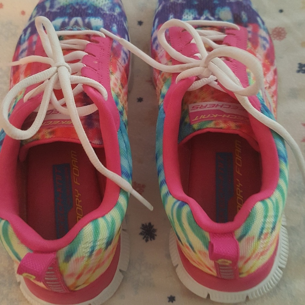 Tennis shoes