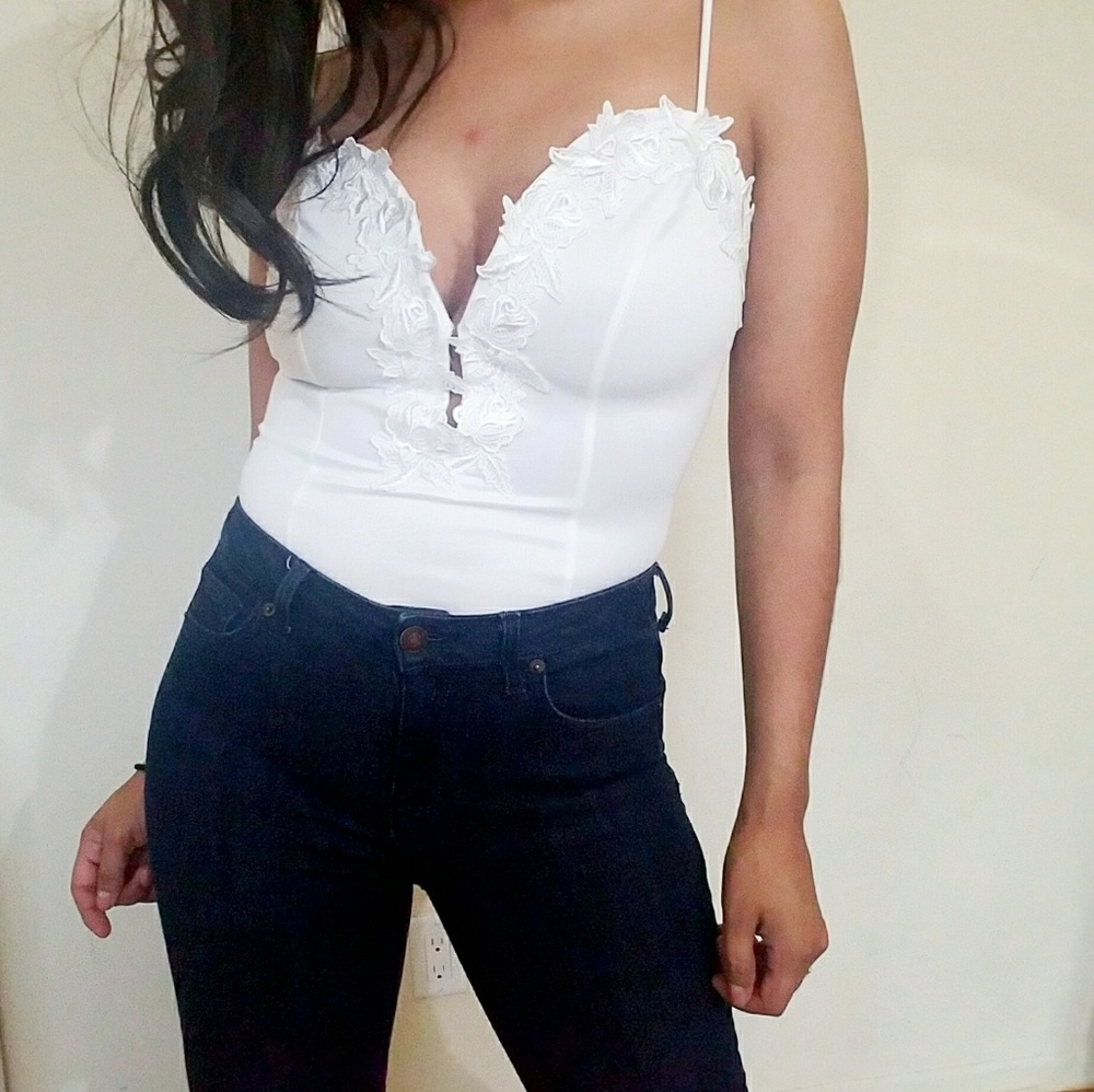 🆕EVELIN WHITE CROCHET BODYSUIT - Picture 1 of 4