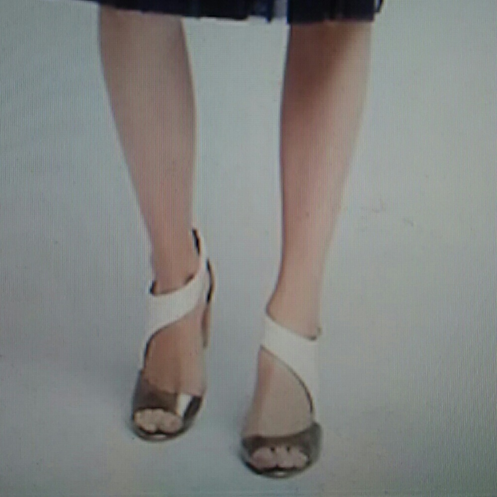 ISO Nina Payne Pinta Asymmetrical Heels - Picture 4 of 4