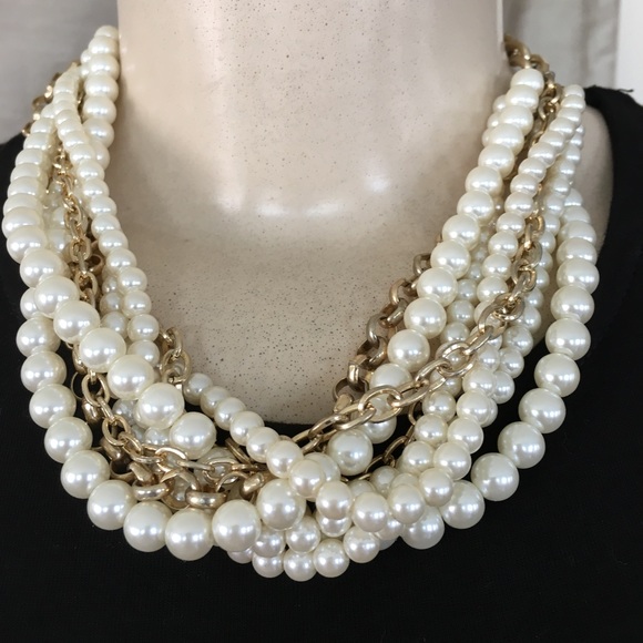 Jewelry - Pearl and gold chain necklace