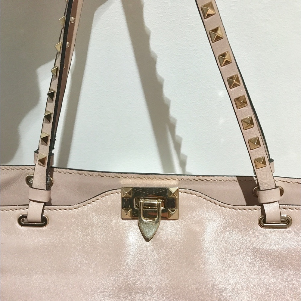 Authentic Valentino Rockstud Medium Blush Tote - Picture 4 of 8