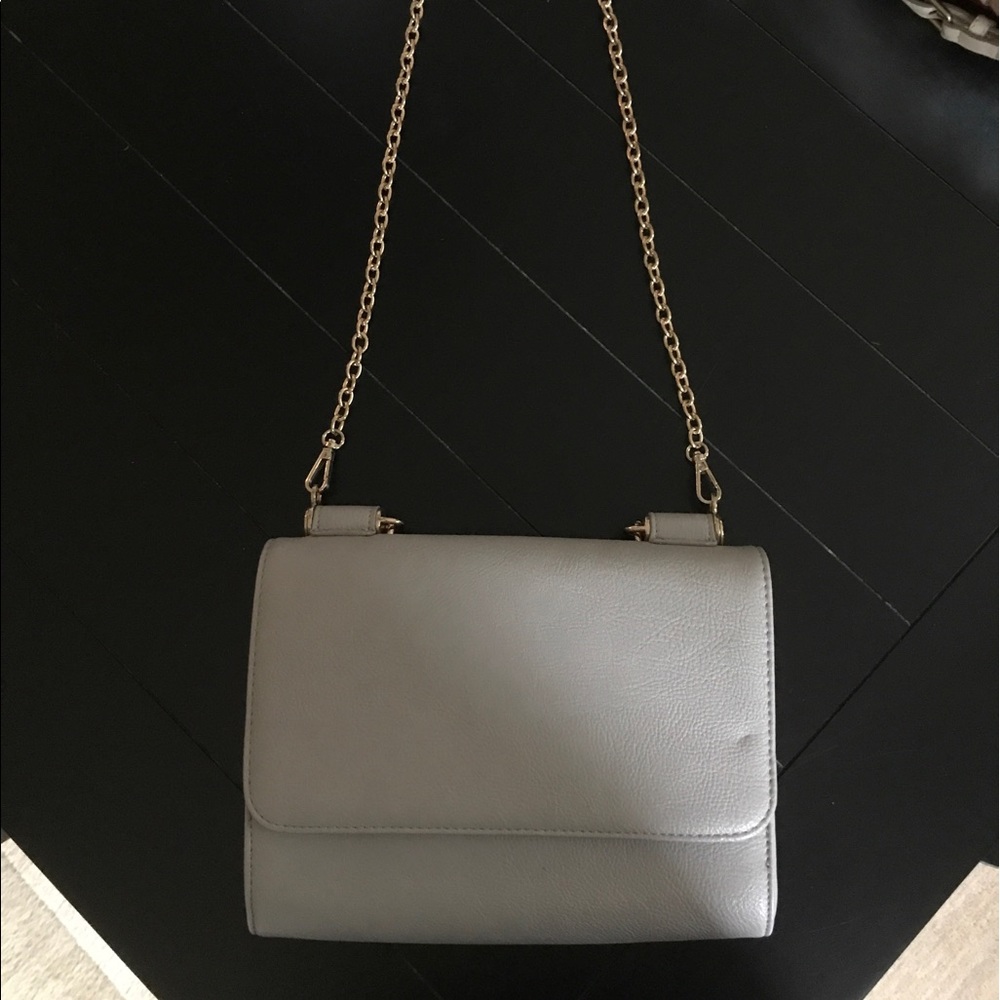 Light grey Crossbody bag with chain strap!